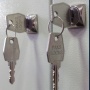 Почтовый замок и два ключа в комплекте для гардеробного шкафчика